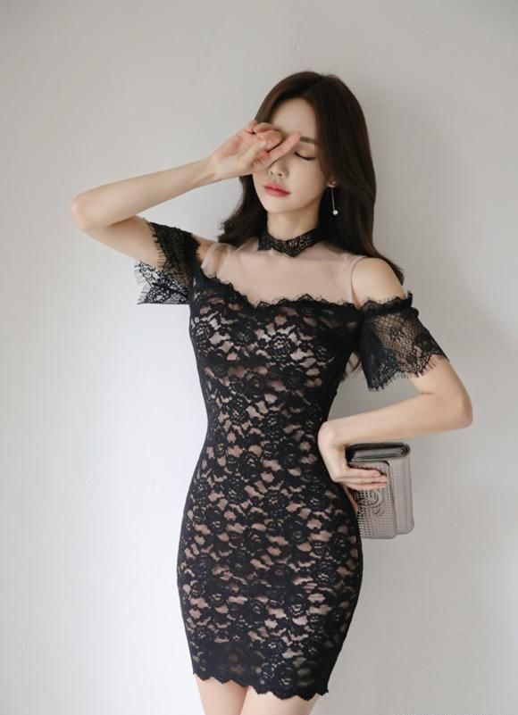  『展现』街拍：魅力独特的紧身裙美女，甜美范十足