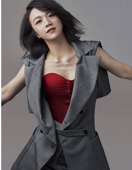 零绯闻女星汤唯，一件吊带连衣裙温婉又性感