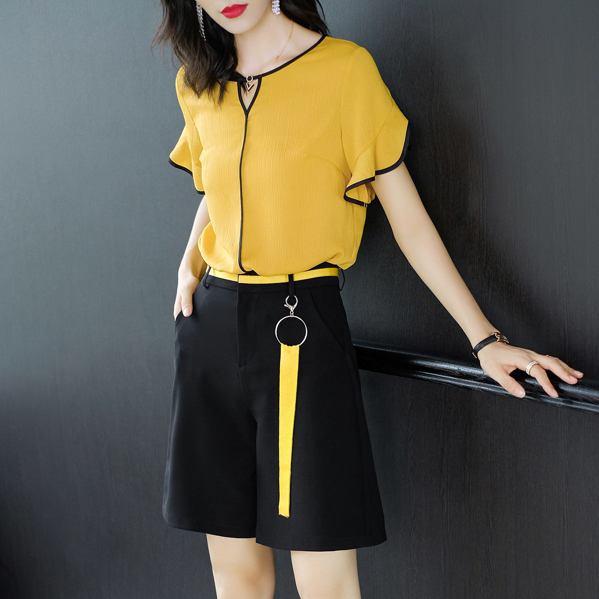 洋气女人夏季从不穿连衣裙,短裤套装+高跟鞋,走街上回头率爆表