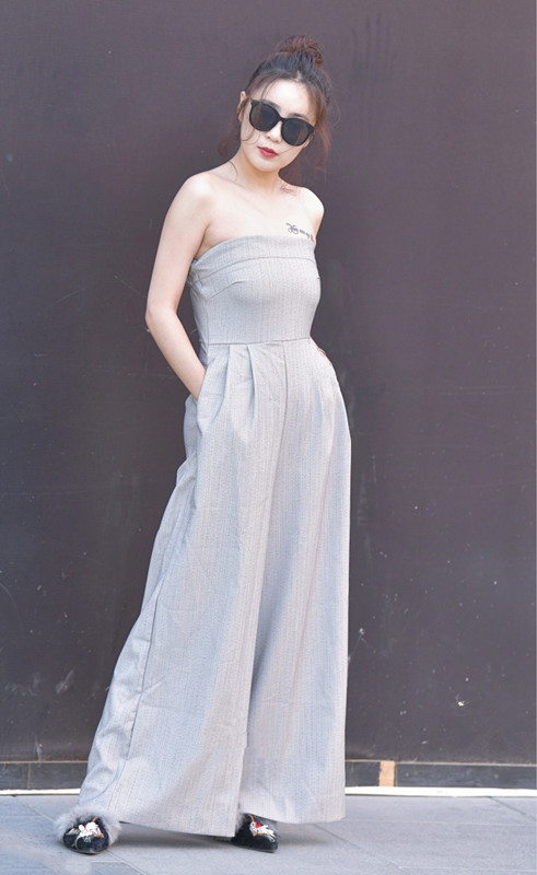 穿白色紧身上衣的小姐姐是仙女，拥有只有天上才有的性感魅人身材