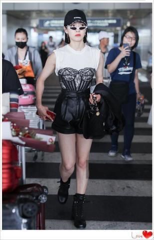 本以为霍思燕的内衣外穿够大胆的了，看到宋茜才知道什么叫疯狂！