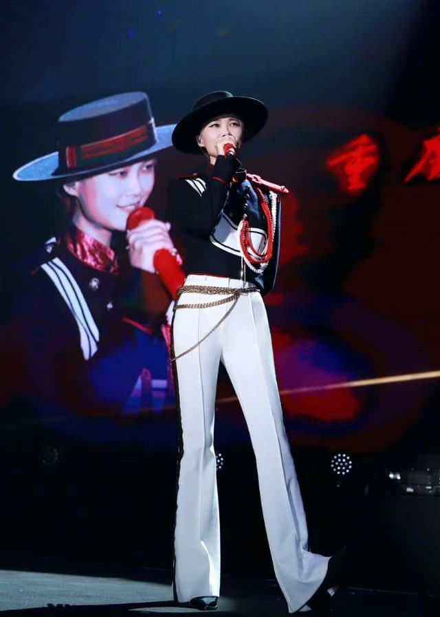 李宇春舞台造型化身黑暗骑士，紧身裤暴露了她S型身材，惊讶了！