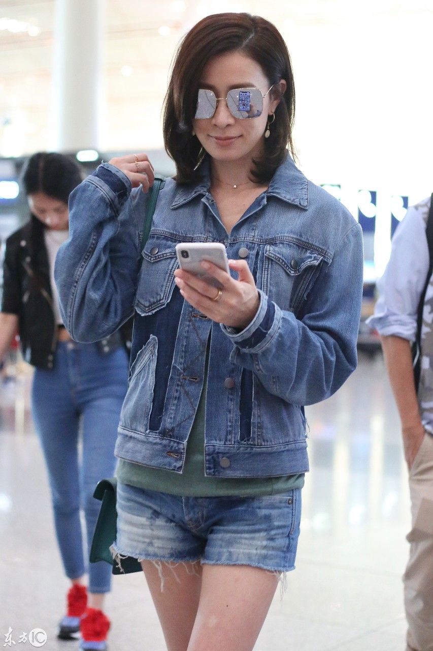 佘诗曼牛仔风打扮，长筒靴里穿着长筒袜，网友:这是什么搭配?