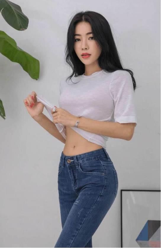 丰腴高挑气质美女，紧身裤更有女人味！