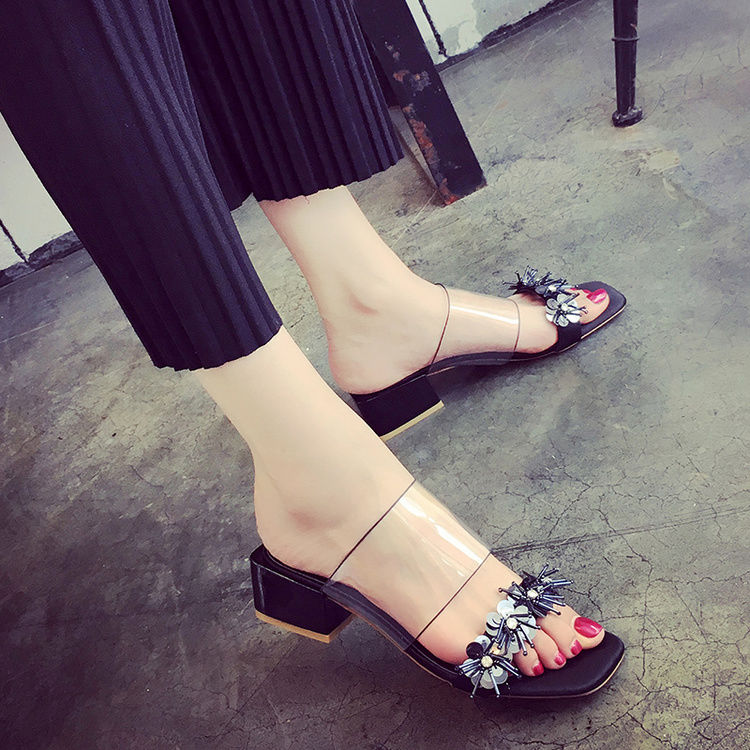 夏天穿透明凉拖鞋太迷人了!展现玉足一览无遗，白皙透亮不累脚