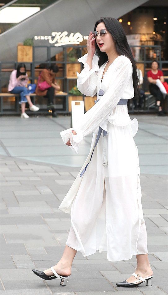 「小美女」街拍:貌美肤白的小美女,身材紧致动人,令人赏心悦目