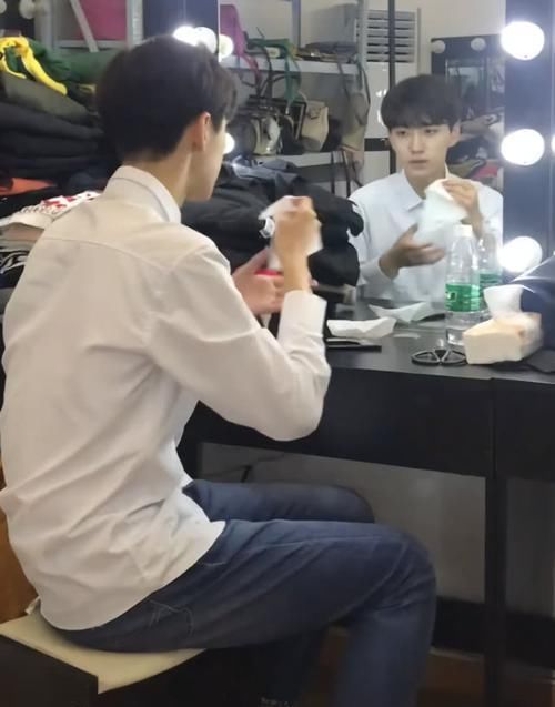  「女生」男生拍写真首次涂口红，事后行为让女生炸了，但看到脸大家又沉默