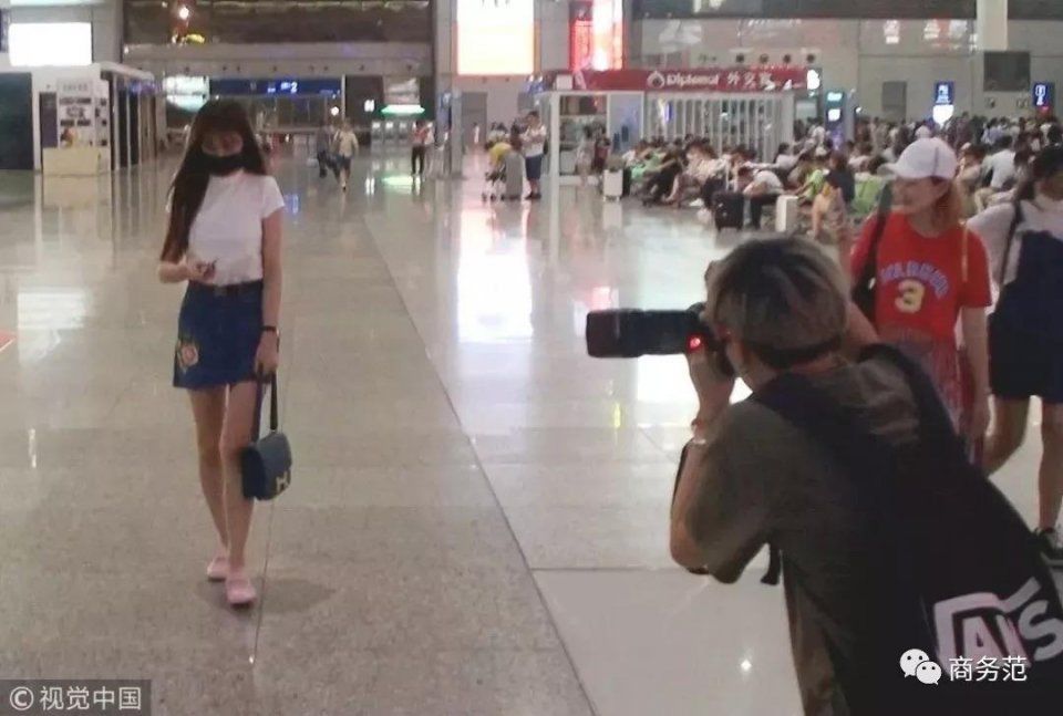 50年前赫本们的机场照，才是机场街拍的正确打开方式!