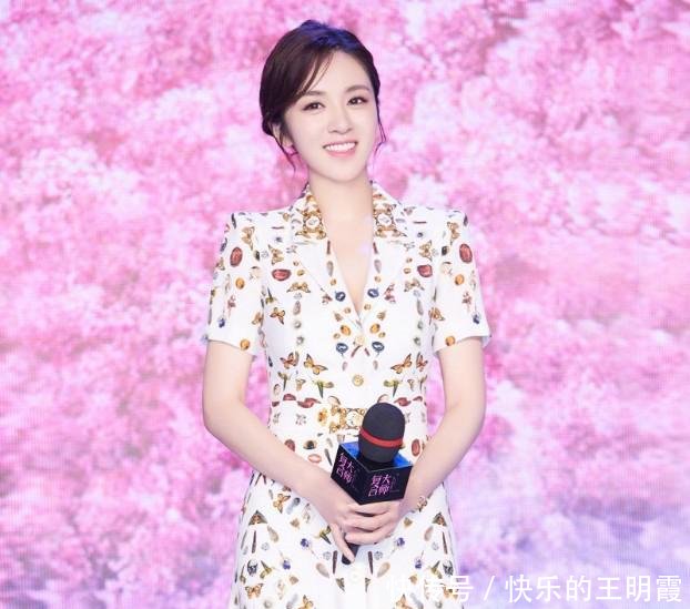 王晓晨太疯狂了，上面裹着皮衣下面却搭配超短裤，到底热还是冷