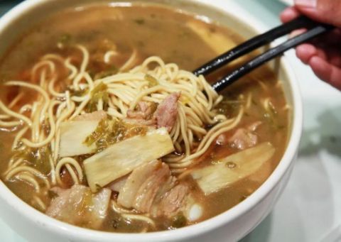 黄金周近4千人在杭州断桥边吃外卖，“旅游点外卖”引关注