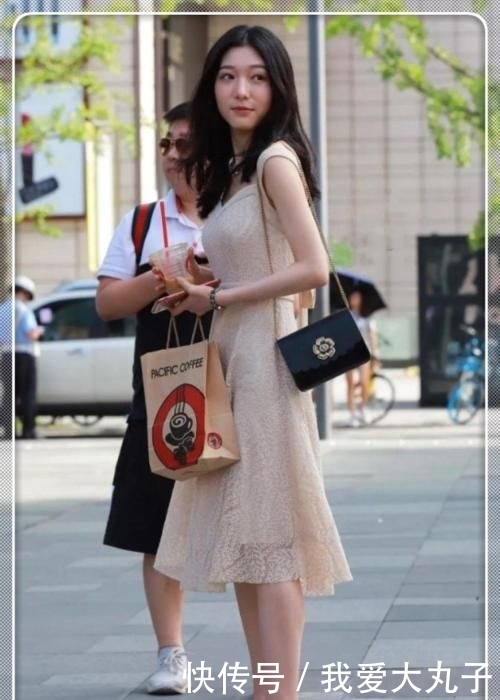 「蝴蝶结」杏色连衣裙,蝴蝶结设计灵感,时髦又减龄!
