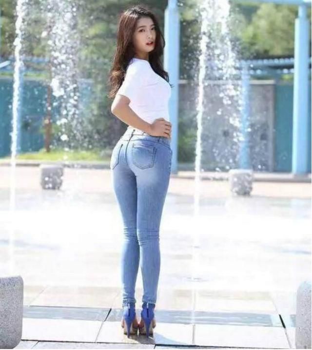 时尚穿搭：时尚潮流的紧身牛仔裤，让你轻松穿出女人味