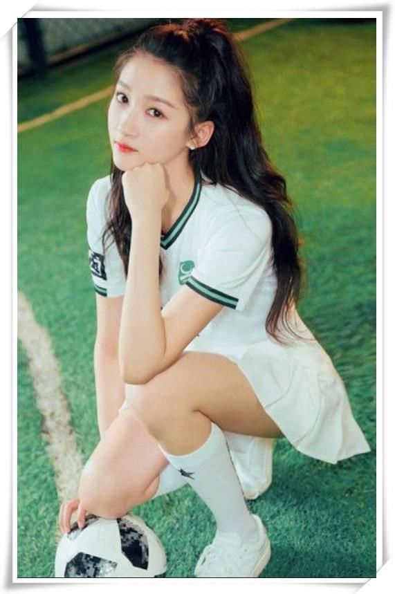 关晓彤和欧阳娜娜同穿短裙，网友：筷子腿还是擎天柱一目了然！