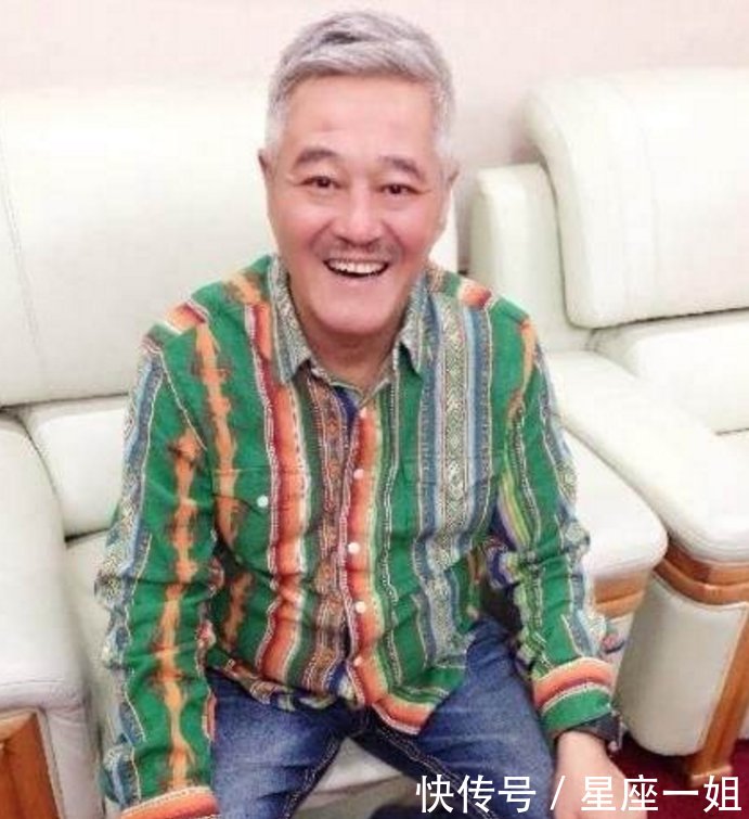 『看起来』赵本山近照曝光,头发花白面色红润精神好,妻子和女儿同框似姐妹