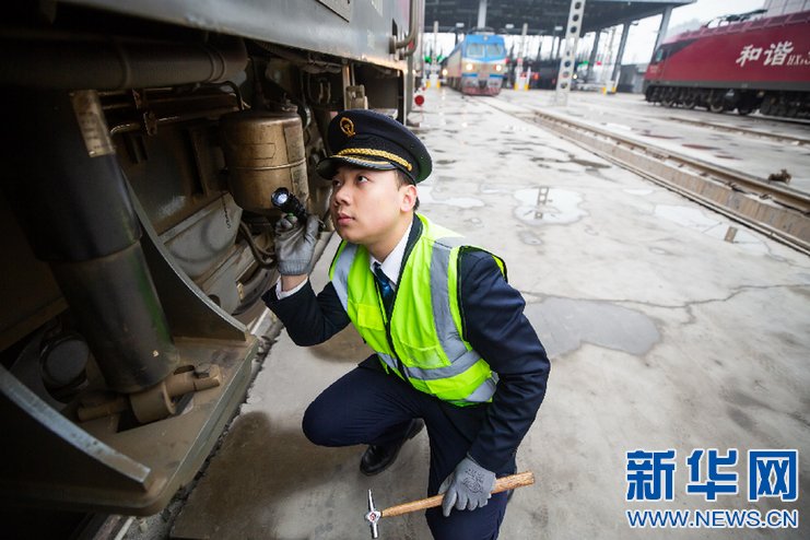  #次旅客列车#【新春走基层】火车司机的春运首日