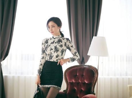 冷艳娇俏的气质美女，复古风短裙显柔媚典雅，清澈眼神明亮又灵动