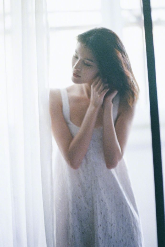 何穗身穿镂空白裙素颜出镜 皮肤细腻面容姣好气质佳