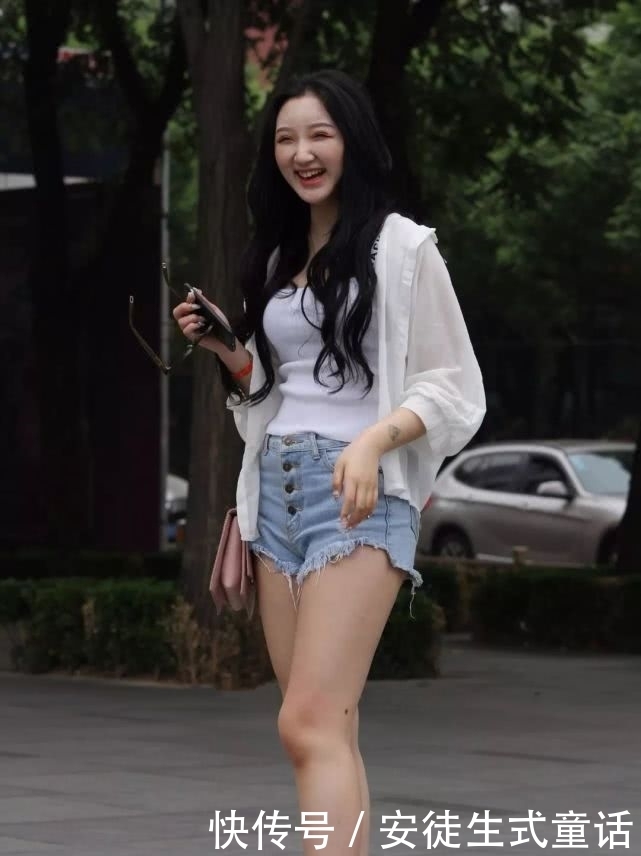  美腿|街拍小姐姐：身材丰腴的美腿性感美女，一笑时眼睛真可爱