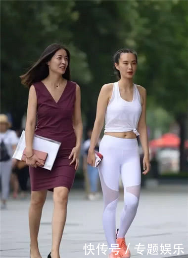 两位小姐姐大街上争艳，白色紧身裤小姐姐甩紫色连衣裙小姐姐十条
