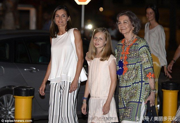 西班牙王后莱蒂齐亚海岛度假，身穿黑白条纹裤，美出新高度!