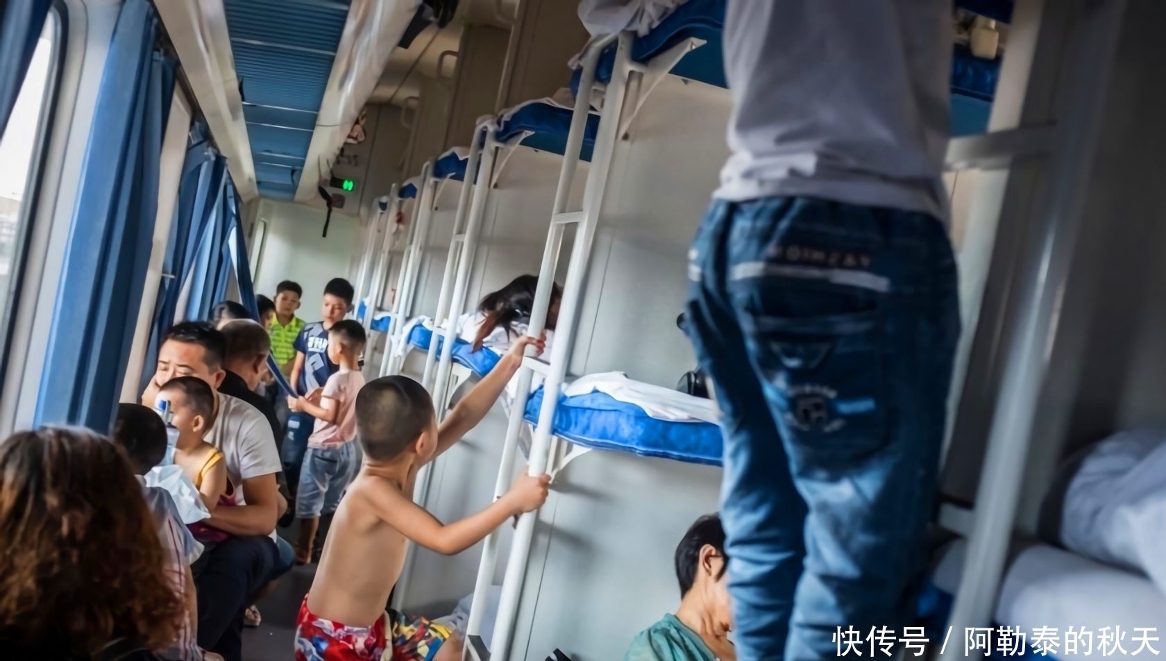 搭火车时，为何乘务员要收走卧铺车票？看完涨知识了！