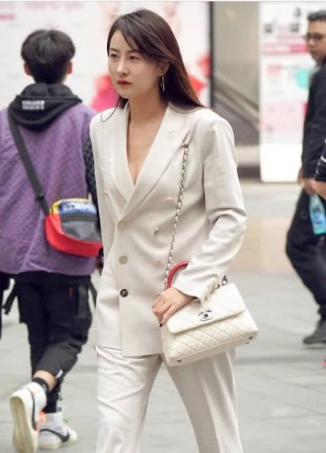 街拍：太古里小姐姐白色西装洋气又时髦，不贴身也是一种别致美