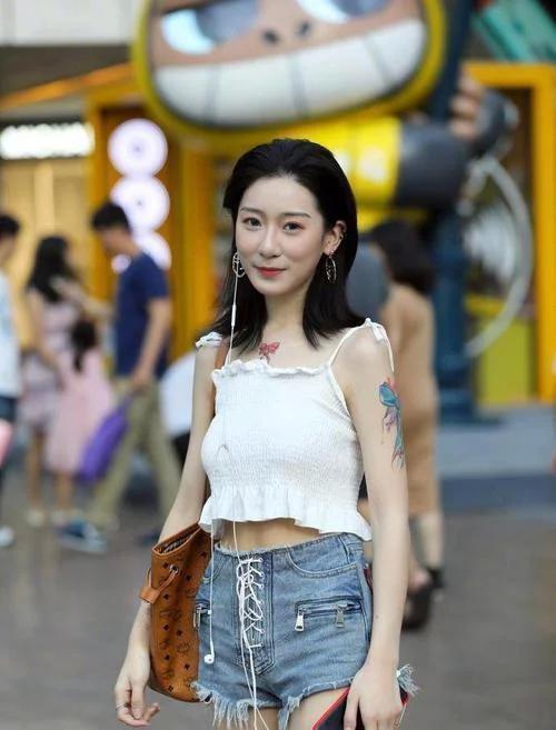 街拍美女 穿淡粉色露脐短袖t恤的长发美女 别有韵味