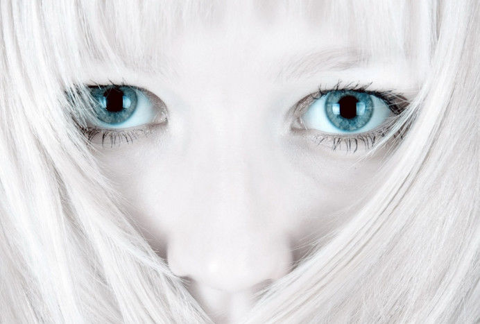 一外国女子迷恋奇异妆容,把自己的一身黑肤色几乎涂成了全白