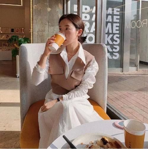 「衬衫叠穿」衬衫升级了!这么叠穿,好看又高级!