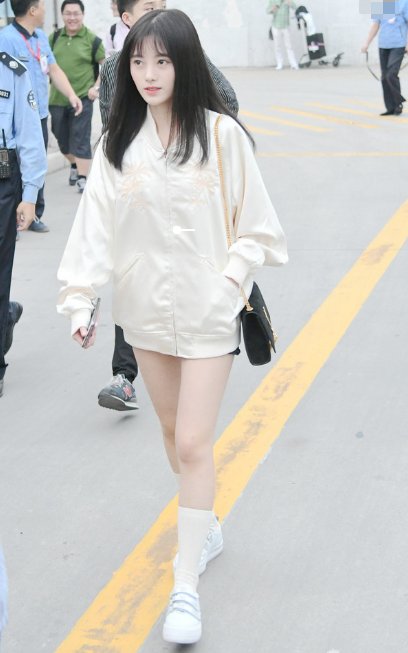 鞠婧祎玩下衣失踪欲秀腿，结果矮成小粗腿，被杨幂直接秒杀