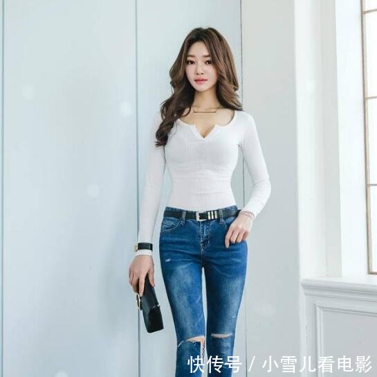 路人街拍牛仔裤简单时尚，让女性身体曲线更加明艳动人