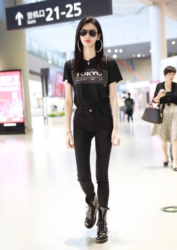 奚梦瑶机场三套服装秀出超模身材，而这双三次都穿的马丁靴要火?