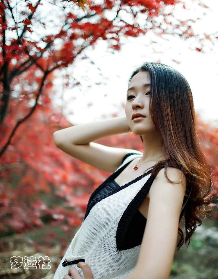 枫叶下的气质美女黑丝美腿飘逸长发