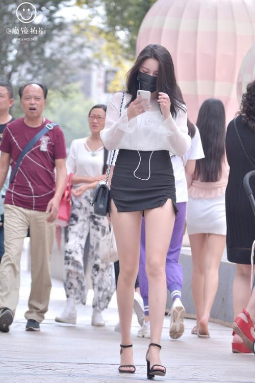 街拍：精致的粉色包臀裙，小姐姐分分钟拥有迷人大长腿