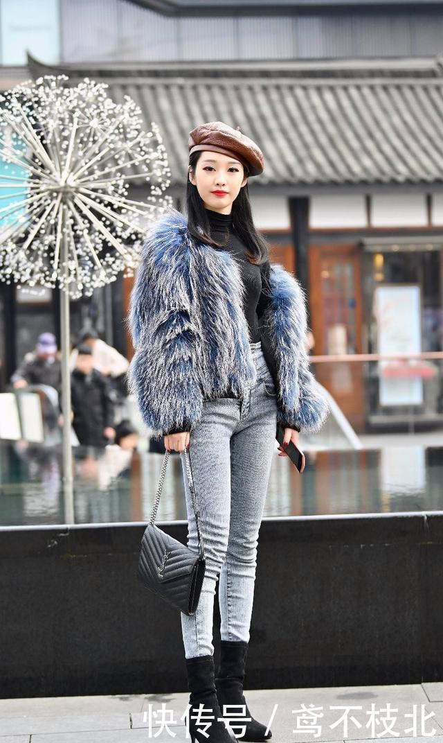 『 气质』展示窈窕的身姿和迷人的气质,街拍:小姐姐简单的穿搭