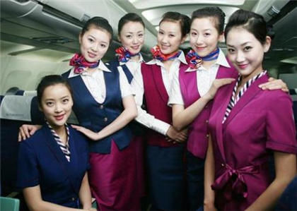 飞机上的空姐，为什么都穿裙子而不穿长裤？