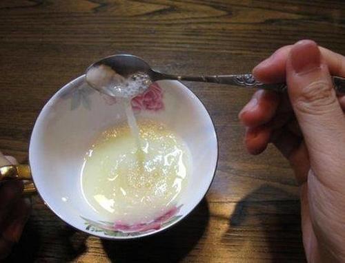 白醋加蛋清，睡前抹脸，不出半月斑点全没，脸蛋嫩白如豆腐