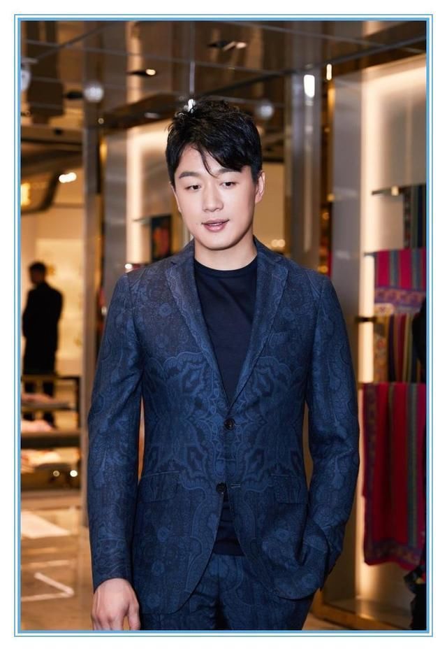 当25岁牛骏峰和39岁佟大为同穿西装，才知道为啥男人越老越有味！