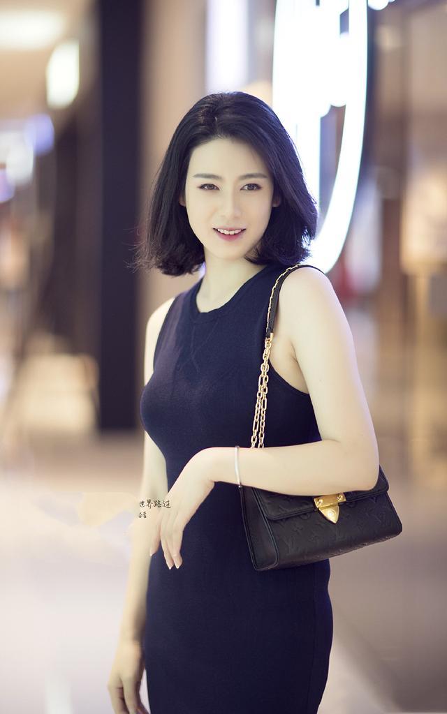 街拍：美女们风姿卓越，搭配优雅，女人味十足