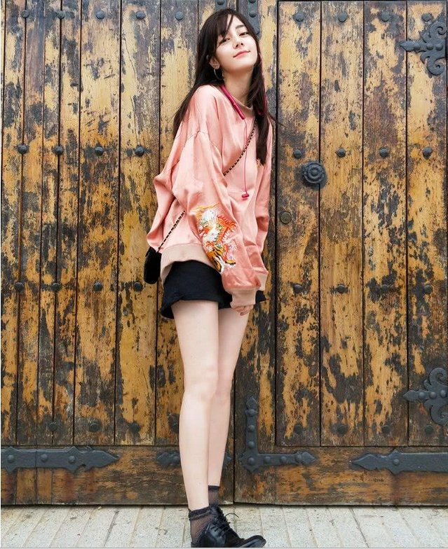 迪丽热巴真是很会找造型师，因为多了空气刘海，感觉美得像初恋