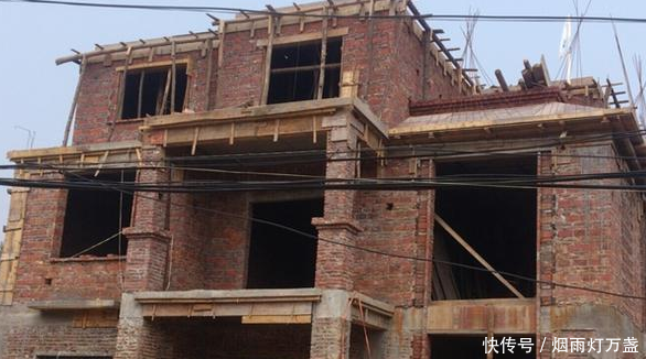 回农村老家40万盖三层别墅，人人羡慕，一场暴雨却让我追悔莫及!