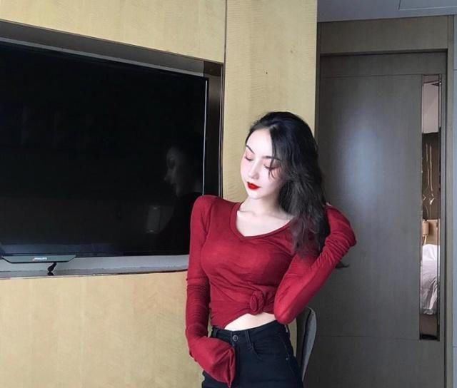  贴身@T恤衫搭配牛仔裤，简约穿搭彰显贴身的优雅，成熟有女人魅力！
