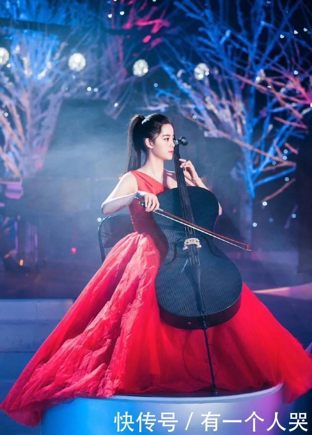 18岁欧阳娜娜与17岁张子枫同走红毯,这是得罪造型师了吗