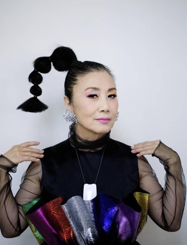  「修饰身材」汪明荃越来越敢穿，高领上衣搭配银色百褶裙，意外高级又减龄