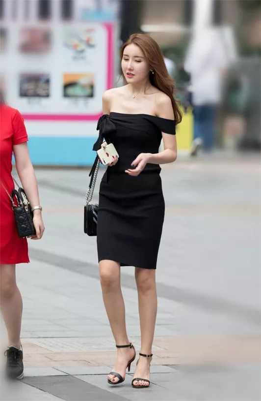 街拍：时尚又显女人味的着装，简单时尚又显窈窕身姿