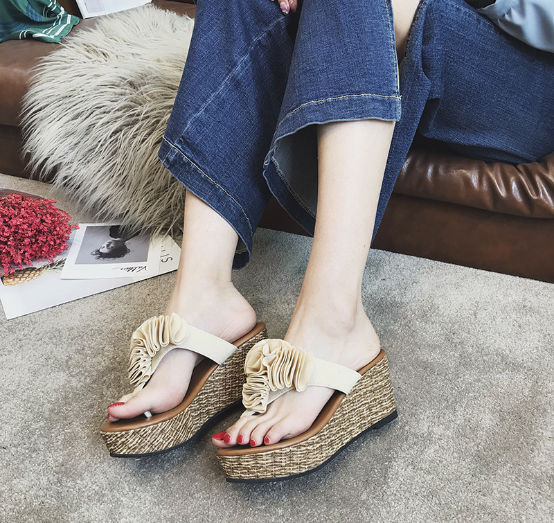 头一次见这么美丽的“拖鞋”，纤纤玉足吸睛又洋气，逛街不累脚