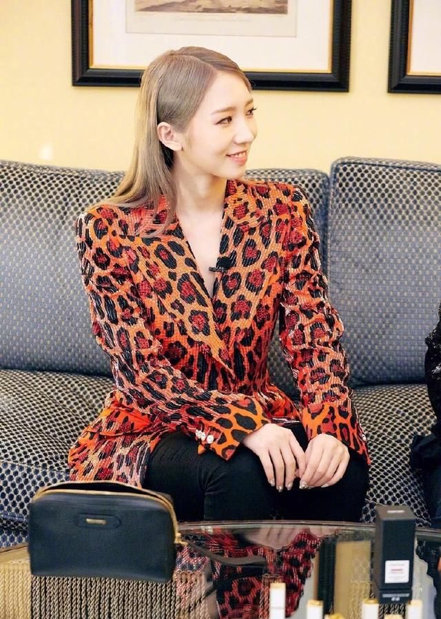 孟美岐身穿性感豹纹，撞衫维密超模elsa，不同风格谁更强？