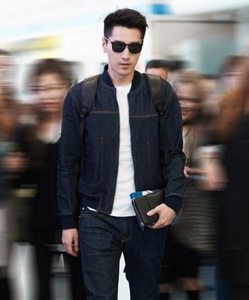 赵又廷晒最新街拍，帅翻四海八荒，网友这街拍范是跟高圆圆学的吗