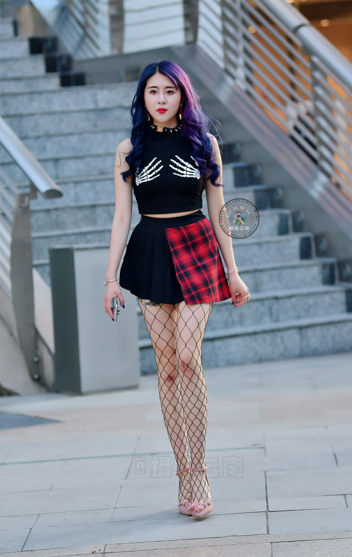 街拍:几位裙装小姐姐,时尚靓丽的穿搭,看上去满满的女人味!