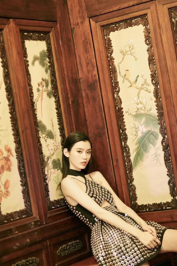 奚梦瑶真够拼的! 穿的裙子根本无法遮住 网友: 难怪空荡荡的!